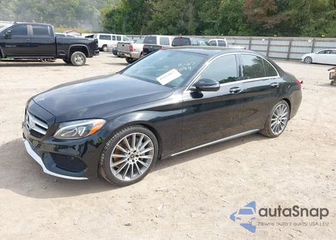 2018 Mercedes-Benz C 300 z USA, uszkodzony, nr VIN 55SWF4JBXJU279099